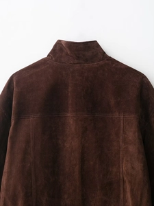 Vue détaillée du col arrière d'un blouson aviateur en daim marron foncé haute qualité