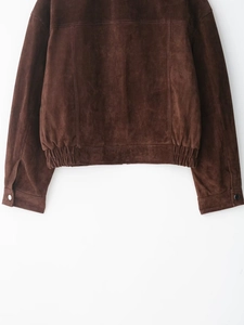 Vue détaillée de la veste en daim marron avec taille élastique et boutons-pression