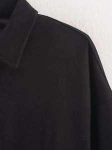 Detailaufnahme einer schwarzen Reversjacke mit weicher Wildledertextur und Schulternaht