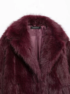 Gros plan détaillé d'un manteau en fausse fourrure violet foncé avec revers et étiquette
