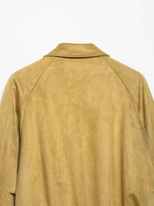 Détail de la texture effet daim et des coutures de manches raglan sur le blouson kaki