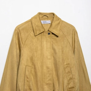 Blouson aviateur en suédine jaune moutarde avec col classique et boutons métalliques