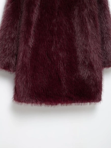 Détail du tissu en fausse fourrure bordeaux avec de longs poils denses et texture douce
