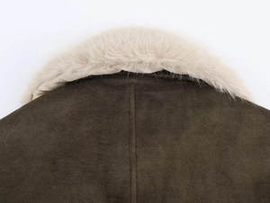 Dettaglio della giacca in pelle scamosciata marrone scuro con collo in ecopelliccia