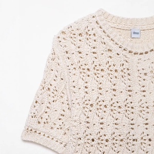 Haut en maille ajourée beige pour femme avec texture florale géométrique et col rond chic