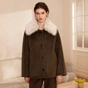 Giacca da donna in finto camoscio marrone scuro con grande collo in ecopelliccia bianca