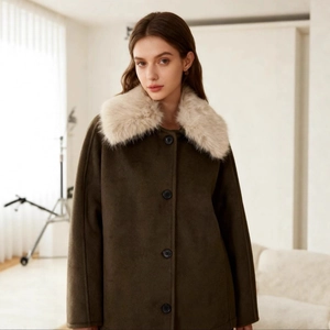 Cappotto da donna in lana verde oliva con collo in ecopelliccia e bottoni invernali