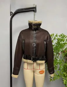 Dettaglio di un giubbotto bomber in ecopelle marrone scuro con fodera in shearling sintetico