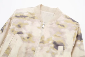 Détail de la veste aviateur tie-dye avec col côtelé et fermeture éclair métallique