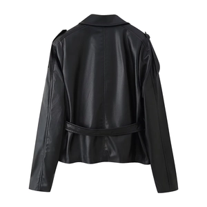 Dames korte zwarte PU-lederen trenchcoat met tailleband en schouderbanden achterkant
