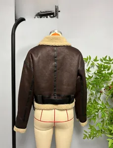 Dettaglio del colletto in shearling e nastri neri sulla giacca corta stile aviatore