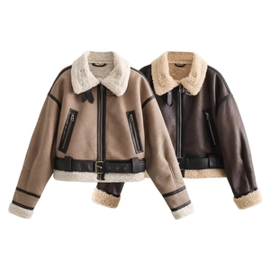 Giacche aviator da donna in marrone con ampi revers in peluche bianca e cinturino