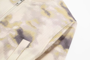 Détail du blouson aviateur imprimé avec col côtelé, zip métallique et tissu ripstop