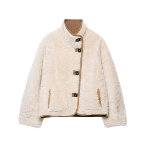 Detail der Teddyjacke mit braunem Wildleder-Kontrastbesatz und Knopfverschluss