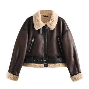 Giacca corta da aviatore marrone scuro in similpelle con fodera in shearling e cintura