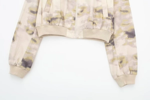 Vue détaillée du blouson aviateur à imprimé camouflage avec ourlet et poignets côtelés
