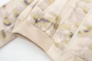 Vue macro d'un blouson aviateur camouflage avec ourlet côtelé et texture ripstop