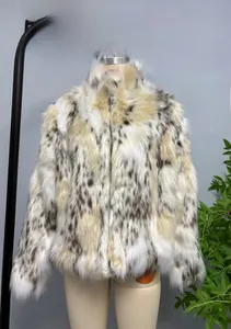 Détail d'une veste chaude en fausse fourrure avec col montant et texture mouchetée