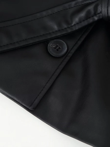 Detail van zwart imitatieleer jack met fijne stiksels en een klassieke ronde zwarte knoop