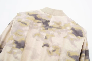 Détail du col en tricot côtelé et imprimé camouflage abstrait sur veste bomber