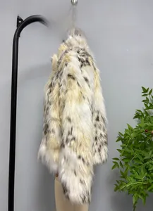 Détail de la texture de fausse fourrure douce avec motif léopard classique pour femme