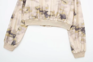 Détail du blouson aviateur imprimé avec poignets et ourlet élastiques côtelés de qualité
