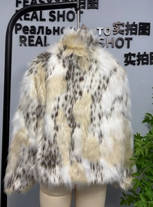 Vue arrière d'un manteau en fausse fourrure pelucheuse avec motifs tachetés beige clair