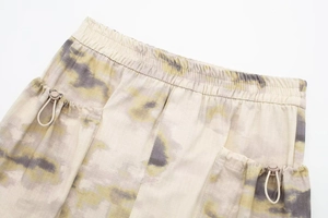 Détail de la taille élastique avec cordons de serrage sur la jupe tie-dye