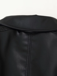 Detailopname van zwart imitatieleer jack met fijne korrelstructuur en dubbele stiksels