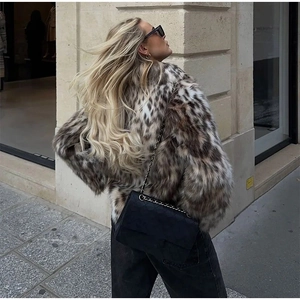 Short faux fur animal print jacket in leopard pattern for women street style look