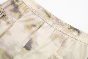 Détail de la texture ripstop et taille élastique avec cordon sur veste style tie-dye