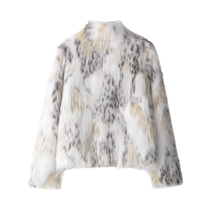 Détail de la veste en fausse fourrure blanche à taches grises et texture col montant