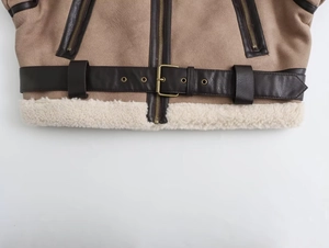 Dettaglio giacca aviator kaki con finiture in pelle marrone e bordo in finta pelliccia