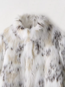 Détail d'un manteau en fausse fourrure léopard avec texture pelucheuse et col épais doux