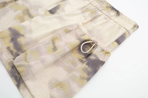 Détail de la taille élastique de la mini-jupe cargo avec cordon de serrage et tissu ripstop