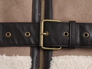 Macro dettaglio della zip in metallo e fibbia su giacca marrone con interno in pile
