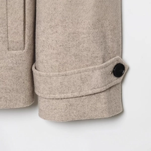 Kurzer zweireihiger Wollmantel in Khaki mit Manschettendetail und schwarzem Knopf