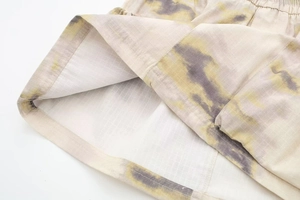 Détail du tissu ripstop et motif tie-dye sur ensemble veste aviateur et jupe