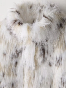 Détails de la texture en fausse fourrure douce et du motif à taches noires sur le manteau