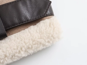 Dettaglio giacca in pelle marrone e camoscio con calda fodera in shearling sintetico