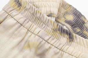 Vue détaillée de la texture du tissu tie-dye et de la taille élastique aux coutures parallèles