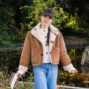 Damen-Jacke aus braunem Wildlederimitat mit weißem Webpelzkragen und Manschetten im Park