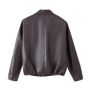 Detailansicht der Rückseite einer braunen Kunstlederjacke mit elastischem Saum und Kragen