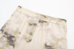 Détail de la taille élastique sur une mini-jupe cargo avec imprimé tie-dye