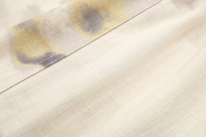 Vue macro du tissu ripstop tissé avec des motifs abstraits et des coutures plates