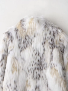 Détail d'un manteau en fausse fourrure blanche avec taches de léopard et texture dense