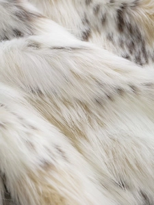 Détail rapproché d'une fourrure synthétique douce avec motif léopard et texture peluche