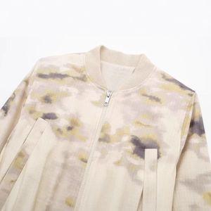 Veste aviateur blanc cassé avec imprimé artistique et col côtelé en gros plan