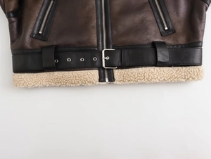 Dettagli di una giacca in pelle marrone vintage con bordi neri e orlo in pile