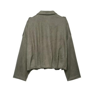 Detailweergave van de achterkant van een cropped imitatiesuède jas met verlaagde schouders